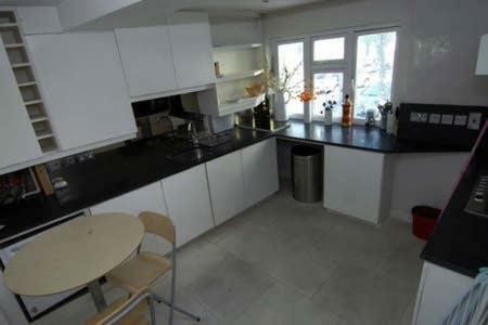Luxurious Lower Ground Floor 3 Bedroom Large Flat Appartamento Londra